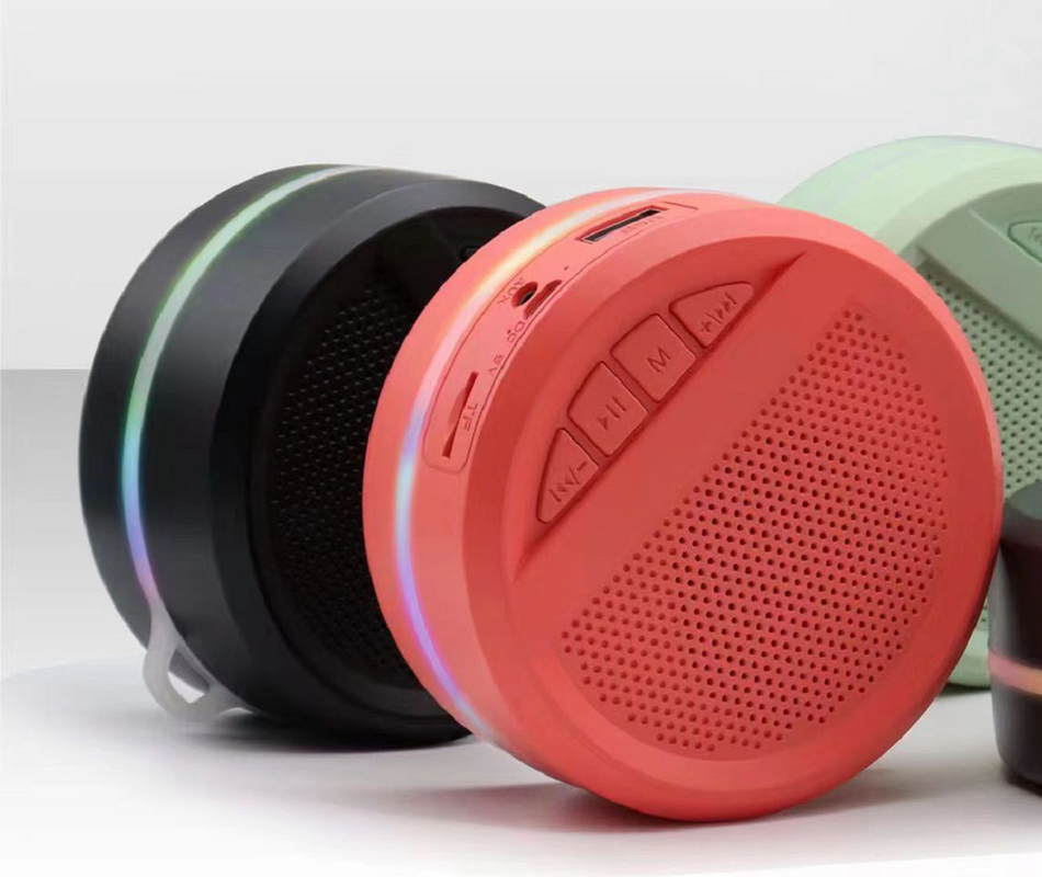 블루투스 스피커는 블루투스, AUX, TF 카드, FM 라디오, 40mm 스피커, 휴대용, 300mAh 배터리, USB 충전 가능, AUX-IN 유선 연결을 지원합니다.