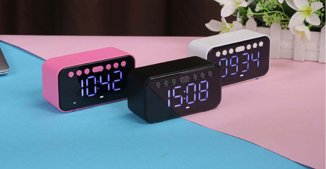이 블루투스 스피커는 블루투스, AUX, TF 카드, USB FM 라디오를 지원합니다. 500mAh 배터리, USB 충전. 52mm 스피커, 32GB TF 카드 확장.
