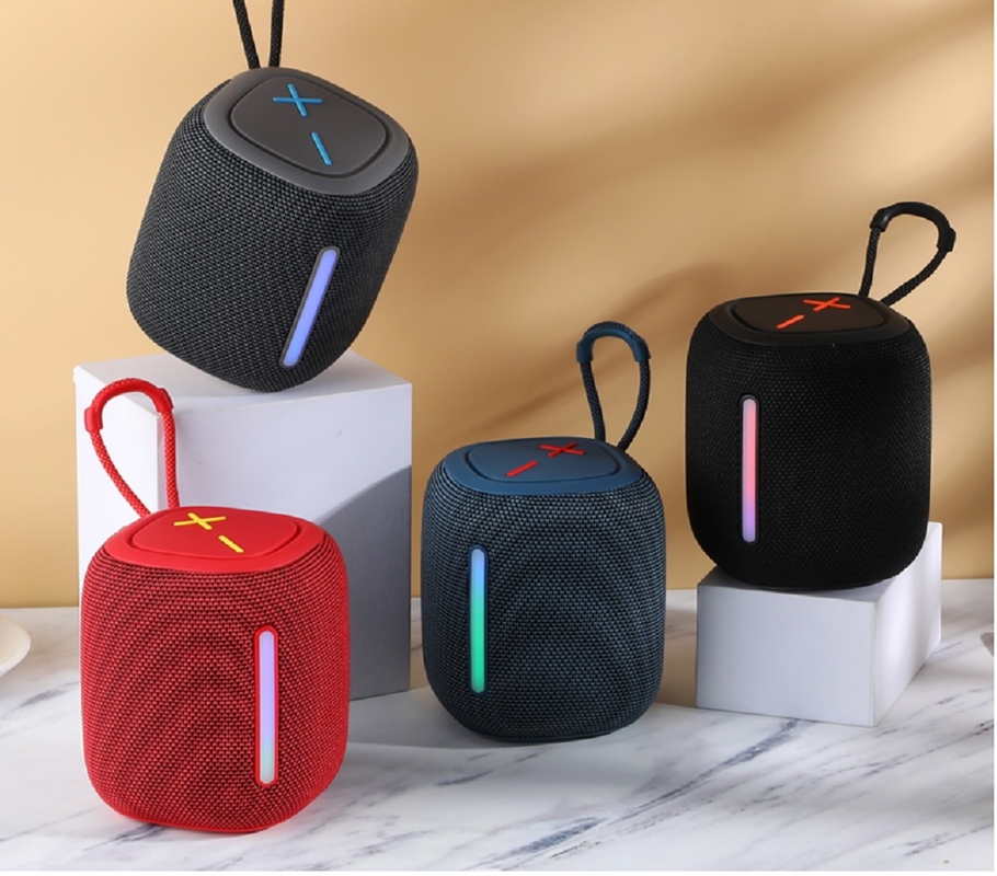 휴대용 IPX4 방수 블루투스 스피커 1500mAh 배터리 RGB 라이트 서핑 스트랩 AUX/TF/FM/USB 재생