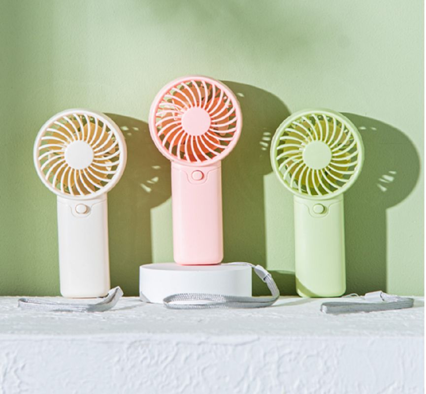 AAA 배터리 휴대용 팬 2W ABS 몸체 6*3.7*12.5cm 크기 53.7g 가벼운 라니어드 녹색 빨간색 흰색